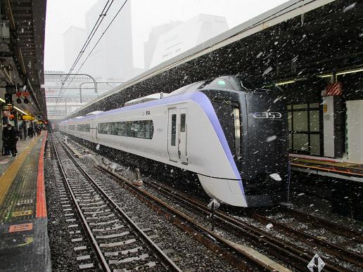 雪の新宿駅