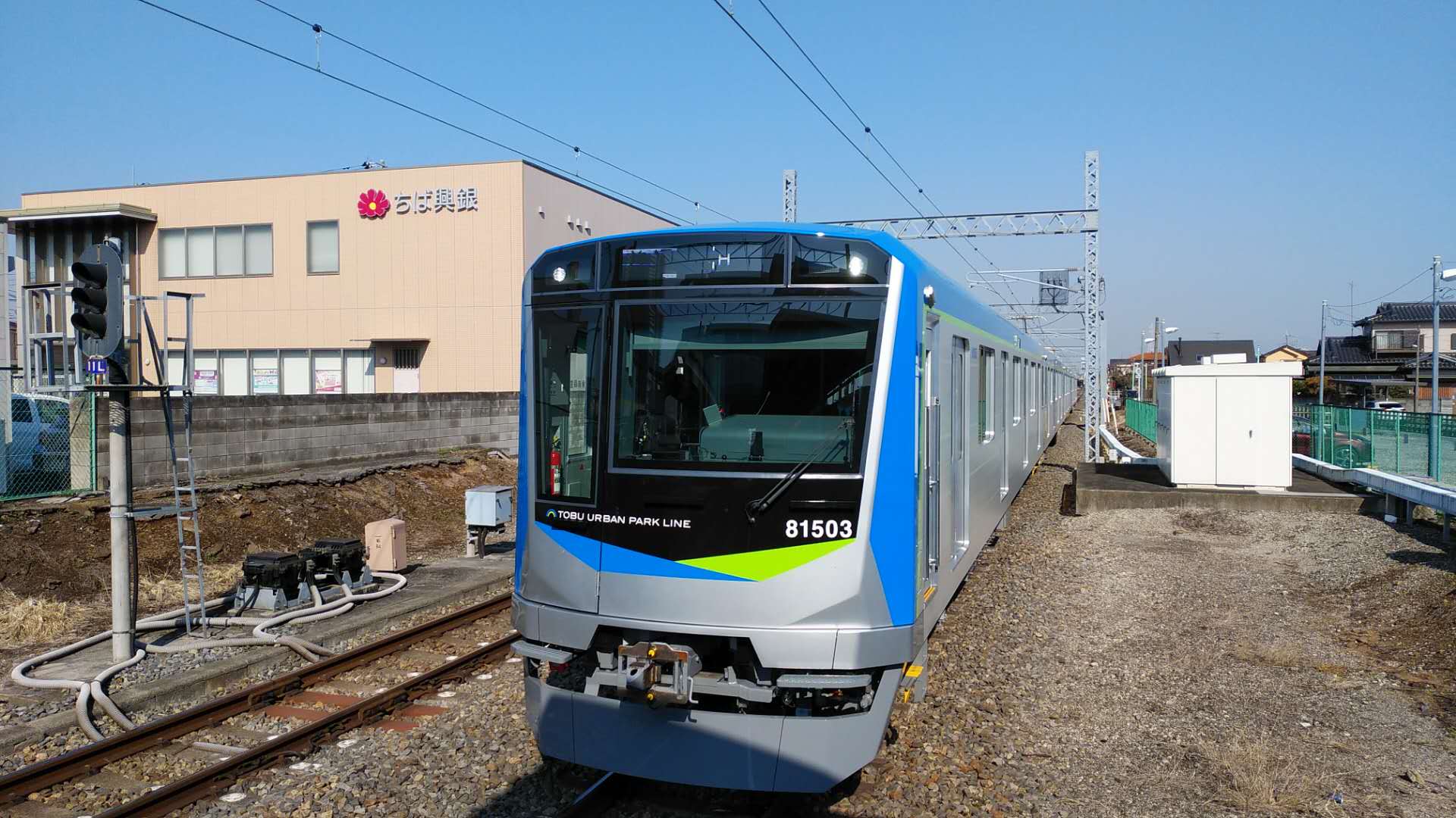 �~���w